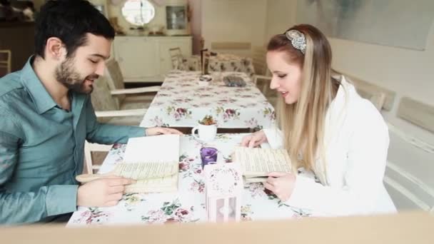 Couple au restaurant lisant les menus — Video