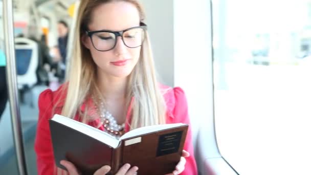 Mujer leyendo libro en tranvía — Vídeo de stock