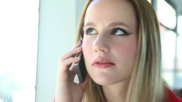 Mulher falando no telefone móvel — Vídeo de Stock