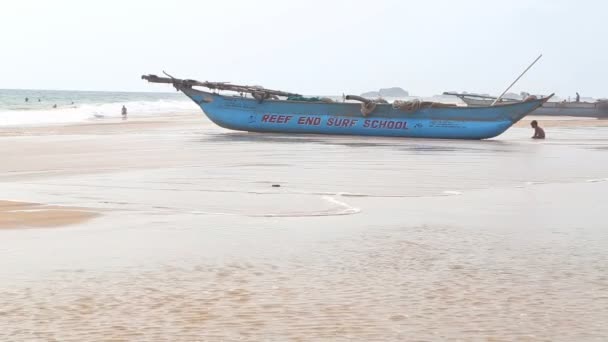 Bateaux de pêche en bois sur la plage — Video