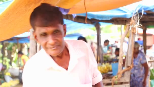 Local man at Hikkaduwa Sunday market — Stock Video