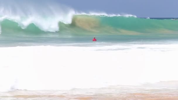 Surfer duckt sich auf Welle — Stockvideo