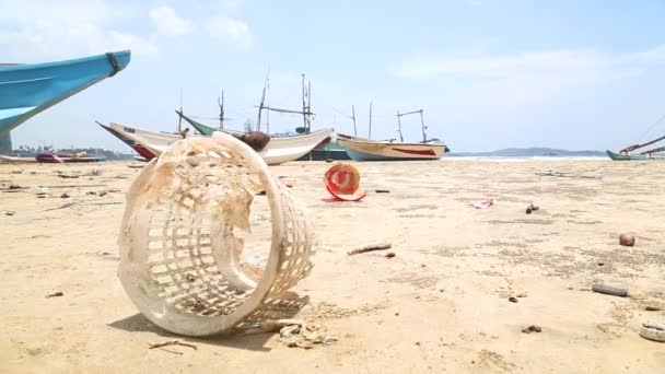 Деревянные рыбацкие лодки на пляже — стоковое видео