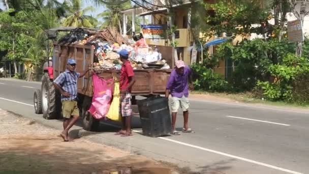 Местные сборщики мусора и грузовик — стоковое видео