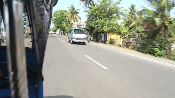 Blick auf den Verkehr von tuktuk in weligama — Stockvideo