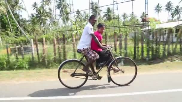 Man en vrouw op de fiets — Stockvideo