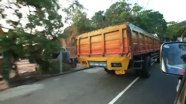 Adelantar gran camión naranja — Vídeo de stock