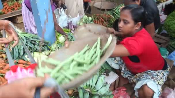 Mensen bij Hikkaduwa markt — Stockvideo