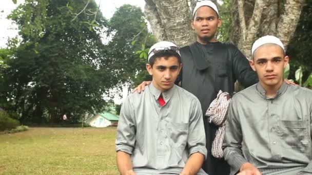 Three muslim men in botanical gardens — Stock Video