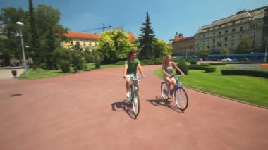 Genç çift parkta Bisiklete binme