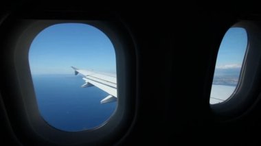 Uçak kanadı uçak penceresinden