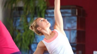 Kadının Yoga salonunda yapması