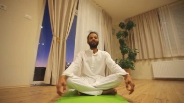 Hintli adam pratik Yoga