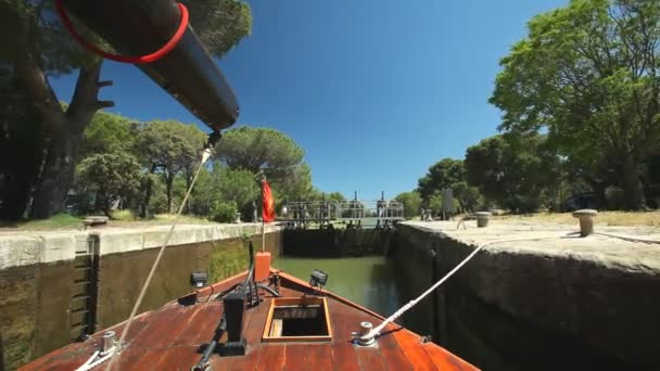 Время нахождения лодки в шлюзе — стоковое видео