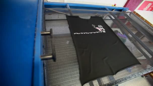 Производство трафаретной печати на футболках — стоковое видео