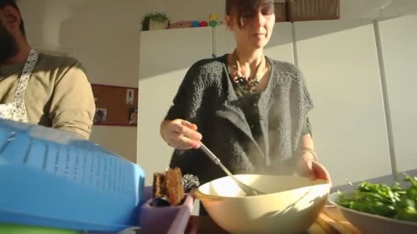 Pareja lavando los platos juntos en la cocina — Vídeos de Stock