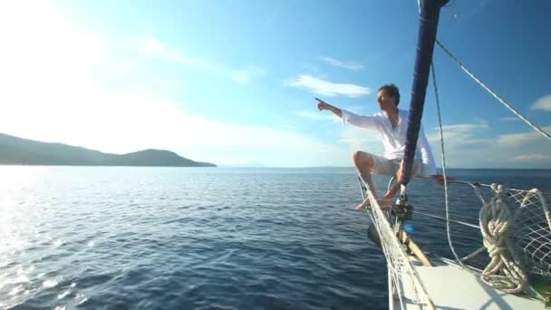 Hombre disfrutando navegando — Vídeos de Stock