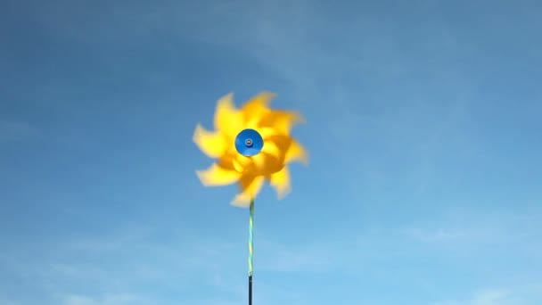 바람에 회전 하는 노란 풍차 — 비디오