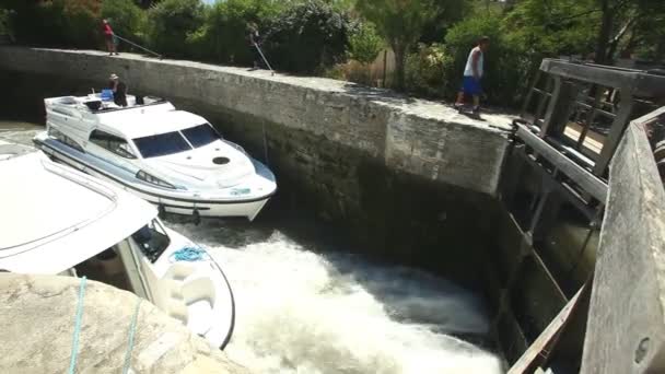 Boote an Schleusen von Fonserranes — Stockvideo