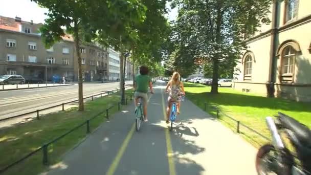 Ungt par njuter av cykling — Stockvideo