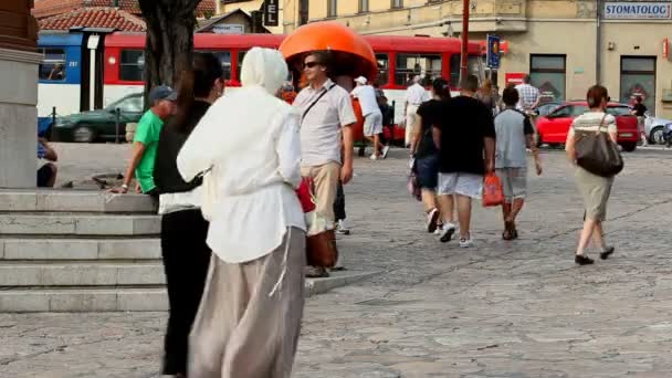 Ruchliwe ulice na starym mieście w Sarajewie — Wideo stockowe
