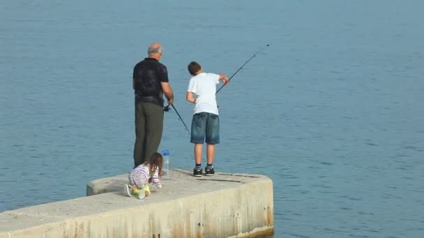 Family fishing in Krk harbour — Stock Video