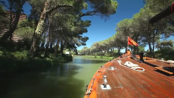 Viajar en un barco de madera — Vídeos de Stock