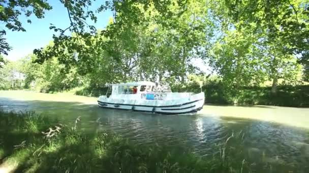 Yaz aylarında teknedeki yolcular — Stok video