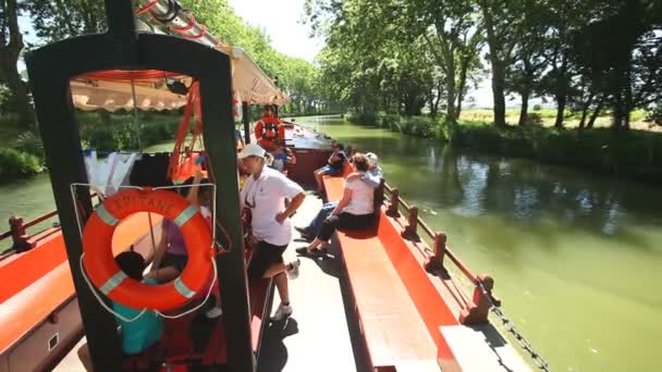 Turistas que viajam de barco de madeira — Vídeo de Stock