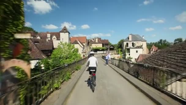 Pareja jubilada en bicicleta en el puente — Vídeo de stock