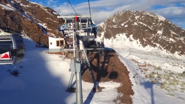 Vista de elevador de esqui de esquiadores — Vídeo de Stock