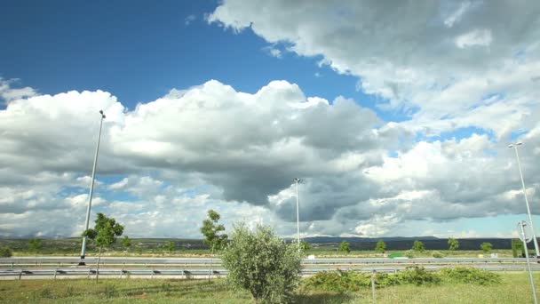 Wolken op blauwe hemel boven weg — Stockvideo