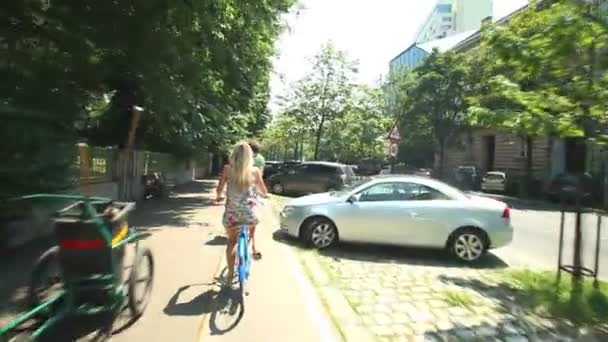 Paar genieten van fietsen door park — Stockvideo