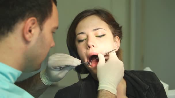 Femme au cabinet de dentiste — Video