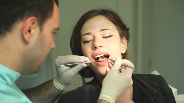 Женщина на стоматологической операции — стоковое видео