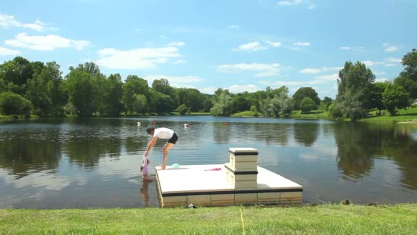 Vater spielt mit Tochter auf schwimmender Plattform — Stockvideo