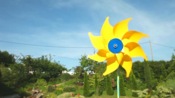 Yellow windmill spinning in wind — Stock Video