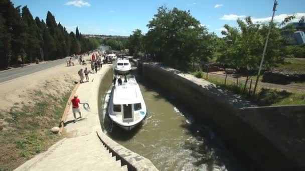 Βάρκες σε κλειδαριές Fonserranes — Αρχείο Βίντεο