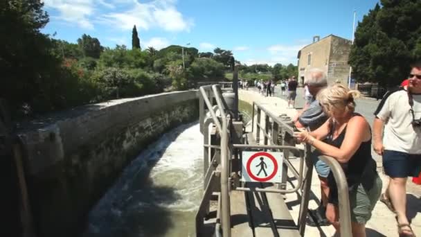 Τουρίστες στο Fonserranes κλειδαριές — Αρχείο Βίντεο