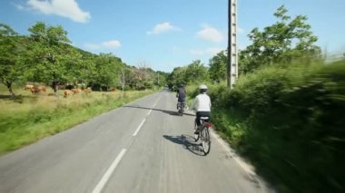 Yolda bisiklet süren çift