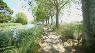 Yol parça koşan kız