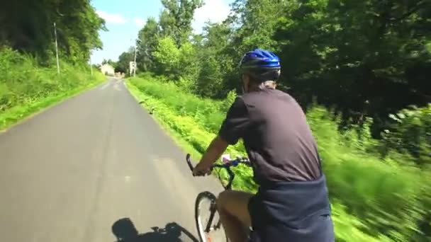 Hombre en bicicleta por carretera — Vídeos de Stock