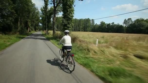 Donna in bicicletta su strada — Video Stock