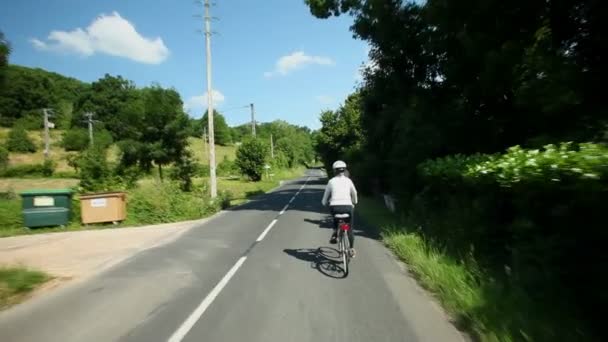 Mulher de bicicleta na estrada — Vídeo de Stock