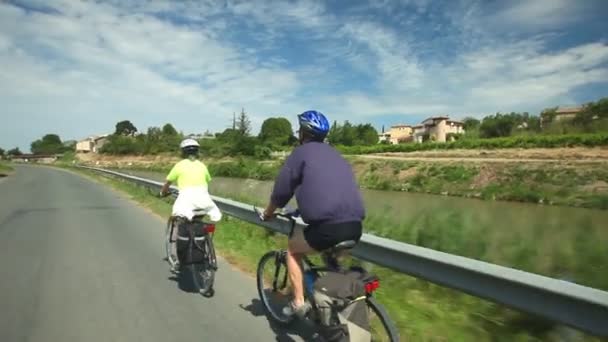 Casal de ciclismo na estrada — Vídeo de Stock