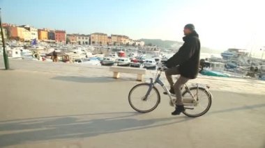 Adam yolda bisiklet sürüyor.