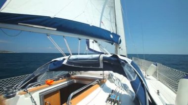 Döşeme ve yelkenli üzerinde rahatlatıcı kadın