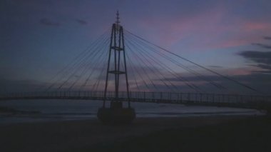 Gün batımında insanlar geçiş Köprüsü