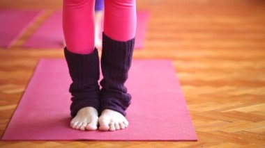 Yoga yaparken çekici genç kadın