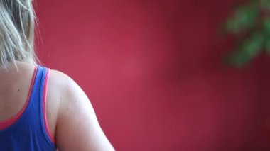 Yoga yaparken çekici genç kadın